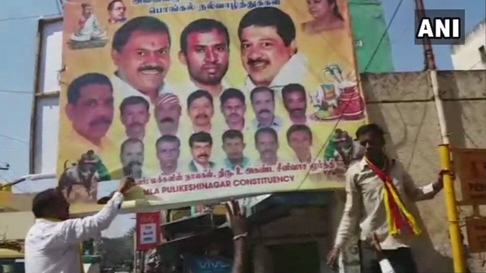 பெங்களூருவில் வைக்கப்பட்ட தமிழ் பேனர்களை கிழித்த கன்னட அமைப்பினர்! பெங்களூருவில் வைக்கப்பட்ட தமிழ் பேனர்களை கிழித்த கன்னட அமைப்பினர்!