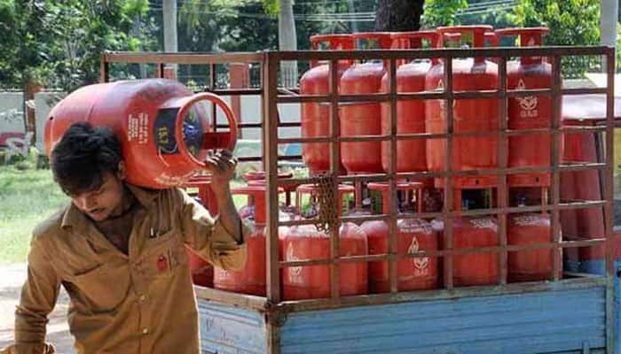 கூடுதலாக 3-கோடி இலவச சமையல் எரிவாயு இணைப்பு: மத்திய அரசு கூடுதலாக 3-கோடி இலவச சமையல் எரிவாயு இணைப்பு: மத்திய அரசு