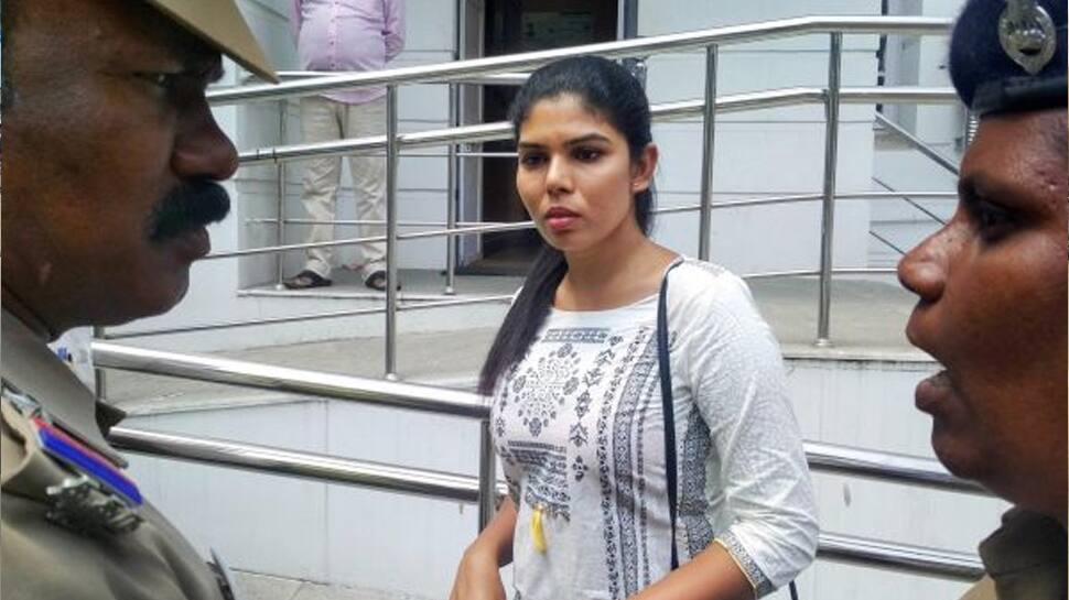உச்ச நீதிமன்றத்தில் திருநங்கை ஷானவி-யின் மனு விசாரணைக்கு வருகிறது! உச்ச நீதிமன்றத்தில் திருநங்கை ஷானவி-யின் மனு விசாரணைக்கு வருகிறது!