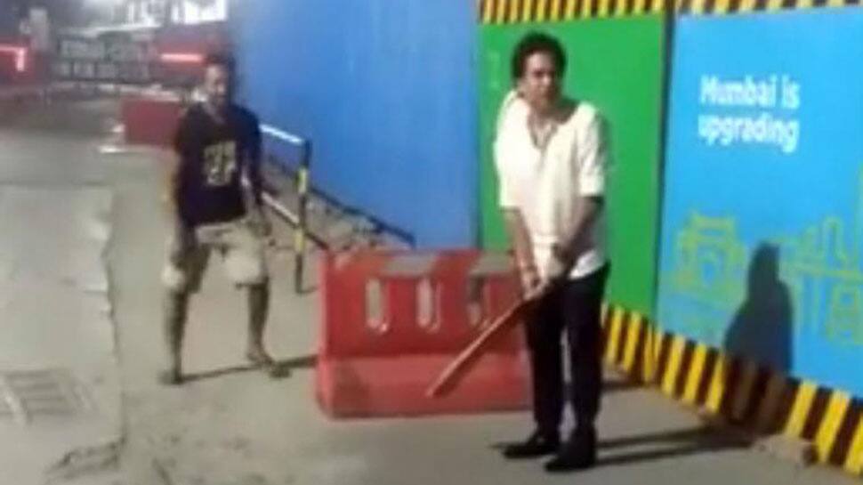 ரசிகர்களுடன் தெருவில் கிரிக்கெட் விளையாடிய சச்சின்: Viral Video!! ரசிகர்களுடன் தெருவில் கிரிக்கெட் விளையாடிய சச்சின்: Viral Video!!