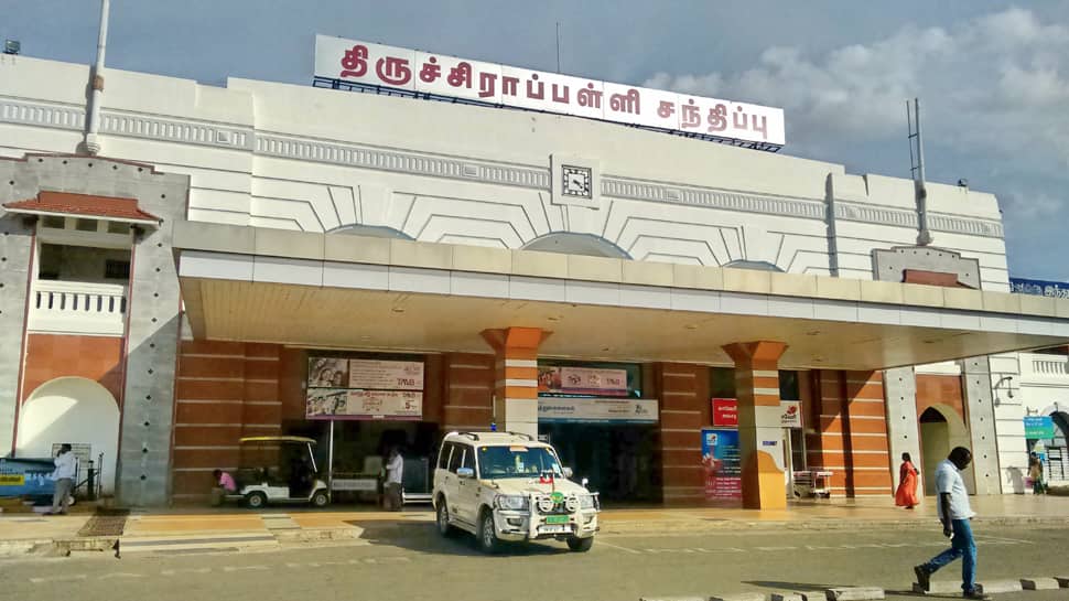 திருச்சி பொன்மலை அருகே பல்லவன் ரயில் விபத்துக்குள்ளானது! திருச்சி பொன்மலை அருகே பல்லவன் ரயில் விபத்துக்குள்ளானது!