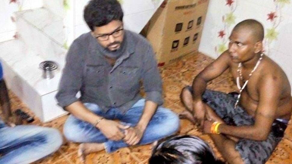 தூத்துக்குடி துப்பாக்கிசூடு: பலியானவர்கள் குடும்பத்துக்கு நடிகர் விஜய் ஆறுதல் தூத்துக்குடி துப்பாக்கிசூடு: பலியானவர்கள் குடும்பத்துக்கு நடிகர் விஜய் ஆறுதல்