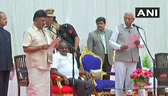 கர்நாடக: புதிய காங்கிரஸ்-மஜத அமைச்சர்கள் பெங்களூருவில் பதவியேற்பு! கர்நாடக: புதிய காங்கிரஸ்-மஜத அமைச்சர்கள் பெங்களூருவில் பதவியேற்பு!