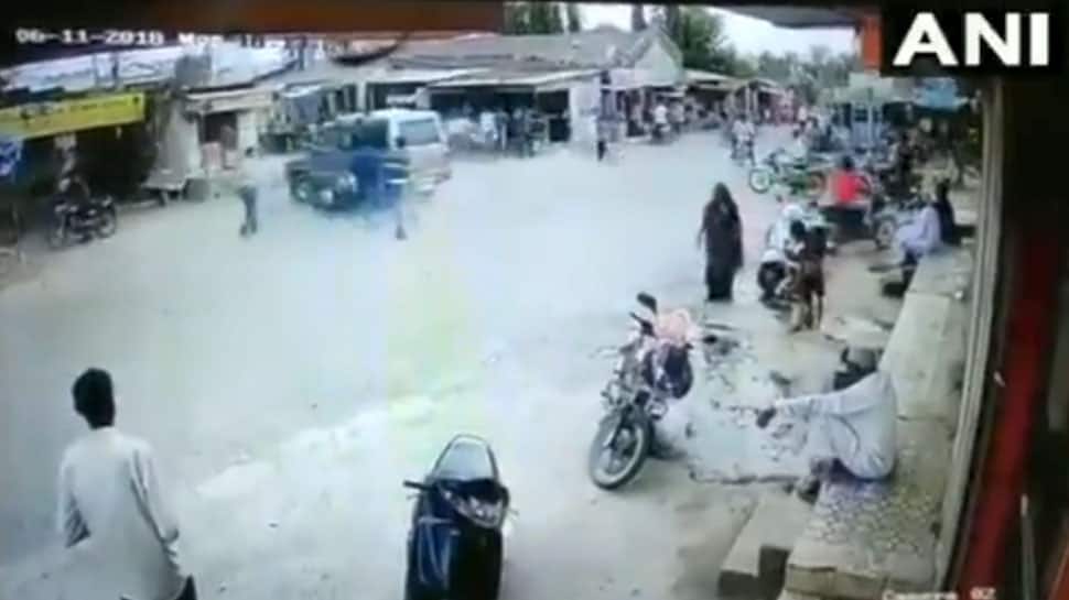 #WATCH: நடுரோட்டில் கபடி விளையாடிய கார்: திக்திக் வீடியோ! #WATCH: நடுரோட்டில் கபடி விளையாடிய கார்: திக்திக் வீடியோ!