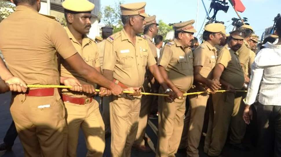 முதல்வரை சந்திக்க பேரணியாக புறப்பட்ட ஜாக்டோ-ஜியோ நிர்வாகிகள் கைது! முதல்வரை சந்திக்க பேரணியாக புறப்பட்ட ஜாக்டோ-ஜியோ நிர்வாகிகள் கைது!