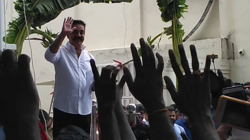 கட்சி தலைமை அலுவலகத்தில் கொடியேற்றினார் கமல்!! கட்சி தலைமை அலுவலகத்தில் கொடியேற்றினார் கமல்!!