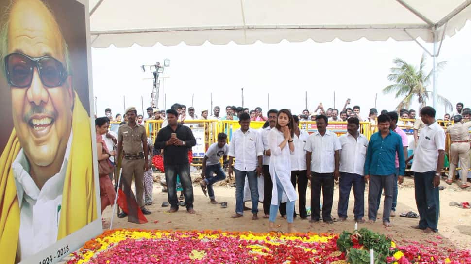 மெரினாவில் கருணாநிதி நினைவிடத்தில் திரிஷா அஞ்சலி!! மெரினாவில் கருணாநிதி நினைவிடத்தில் திரிஷா அஞ்சலி!!