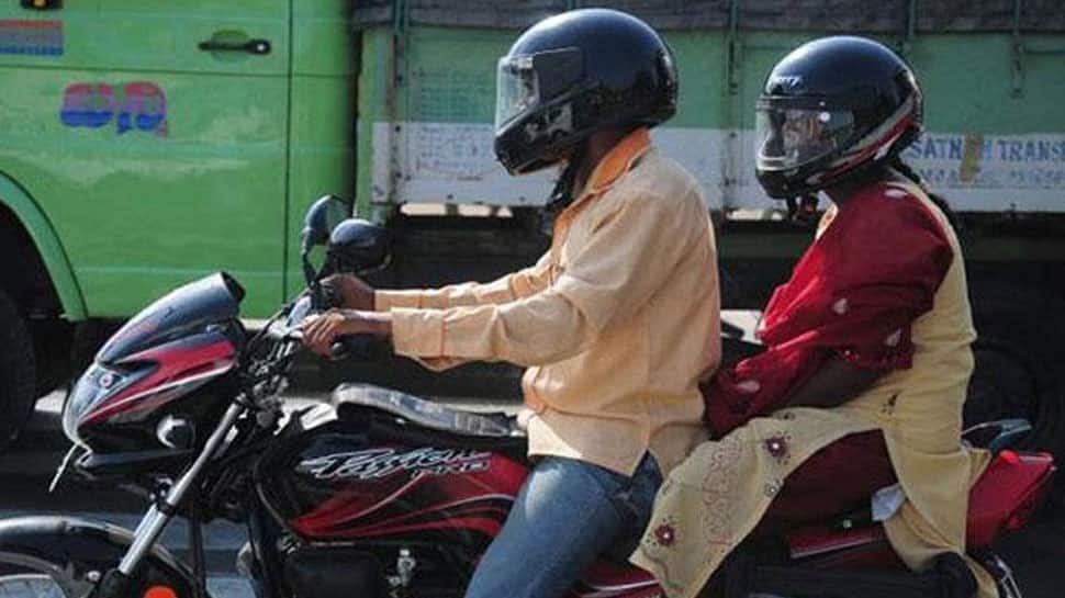 இருவருக்கும் தலைக்கவசம் கட்டாயம்; இல்லையென்றால் அபராதம் -தமிழக அரசு இருவருக்கும் தலைக்கவசம் கட்டாயம்; இல்லையென்றால் அபராதம் -தமிழக அரசு