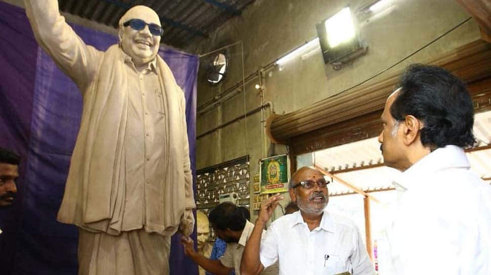 SeePic: முழுவீச்சில் உருவாகி வரும் கருணாநிதி வெண்கல சிலை! SeePic: முழுவீச்சில் உருவாகி வரும் கருணாநிதி வெண்கல சிலை!