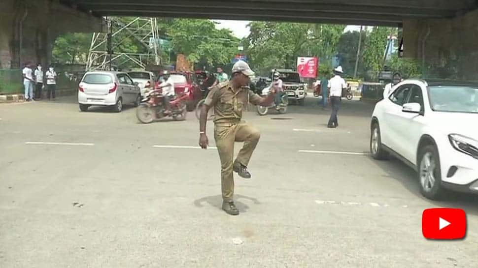 Video: நடன அசைவுகளால் போக்குவரத்தை கட்டுப்படுத்தும் காவலர்! Video: நடன அசைவுகளால் போக்குவரத்தை கட்டுப்படுத்தும் காவலர்!