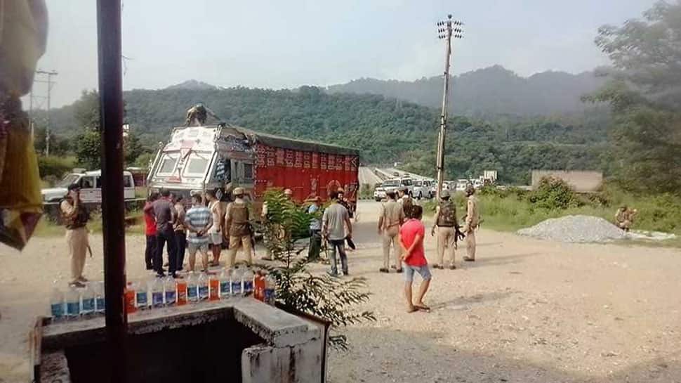 J&K: ஸ்ரீநகர் நெடுஞ்சாலையில் பயங்கரவாதிகள் தாக்குதலில் 2 காவலர் காயம்.. J&K: ஸ்ரீநகர் நெடுஞ்சாலையில் பயங்கரவாதிகள் தாக்குதலில் 2 காவலர் காயம்..