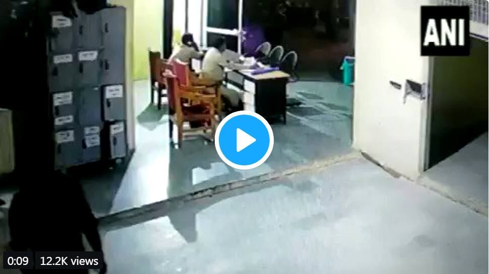 watch: தலையில ஒரே போடு; காவலர் ஸ்பார்ட் அவுட்: குற்றவாளி எஸ்கேப்... watch: தலையில ஒரே போடு; காவலர் ஸ்பார்ட் அவுட்: குற்றவாளி எஸ்கேப்...