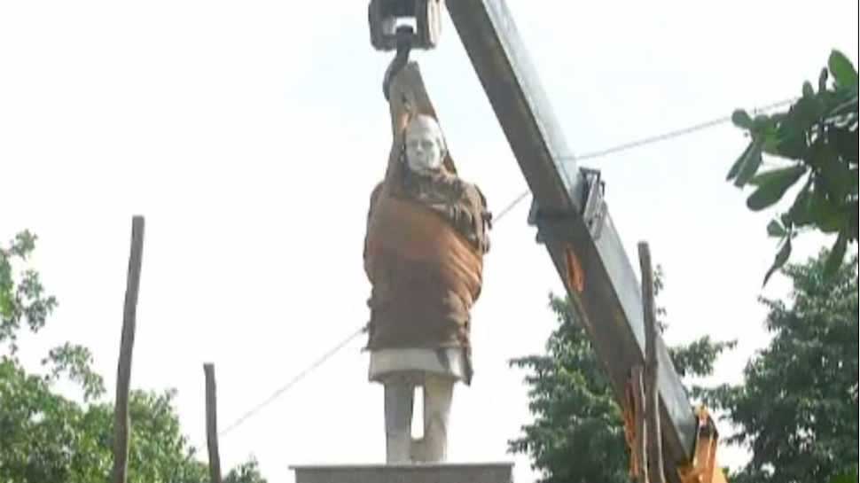 அலகாபாத்தில் நேரு சிலை அகற்றம்; காங்கிரஸ் கட்டம்..! அலகாபாத்தில் நேரு சிலை அகற்றம்; காங்கிரஸ் கட்டம்..!