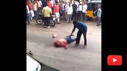WATCH: காவலர் கண்முன்னே நடுரோட்டில் கொடூரமாக வெட்டிய மர்ம நபர்...