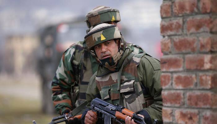 J&K: பாதுகாப்புபடையினர் தீவிரவாதிகளுக்கும் இடையே துப்பாக்கிச்சூடு..... J&K: பாதுகாப்புபடையினர் தீவிரவாதிகளுக்கும் இடையே துப்பாக்கிச்சூடு.....