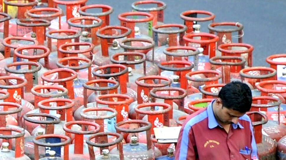 மானியத்துடன் கூடிய சமையல் கேஸ் சிலிண்டர் விலை மீண்டும் உயர்வு.... மானியத்துடன் கூடிய சமையல் கேஸ் சிலிண்டர் விலை மீண்டும் உயர்வு....