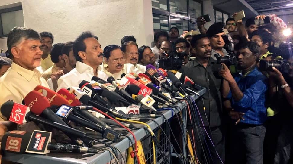 பாஜக-விற்கு எதிராக அணி திரட்டும் நாயுடு-விற்கு திமுக ஆதரவு! பாஜக-விற்கு எதிராக அணி திரட்டும் நாயுடு-விற்கு திமுக ஆதரவு!
