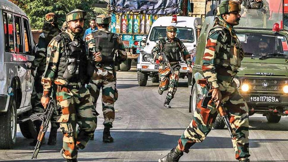 J&K புல்வாமா: பாதுகாப்பு படையினரால் 3 தீவிரவாதிகள் சுட்டுகொலை... J&K புல்வாமா: பாதுகாப்பு படையினரால் 3 தீவிரவாதிகள் சுட்டுகொலை...