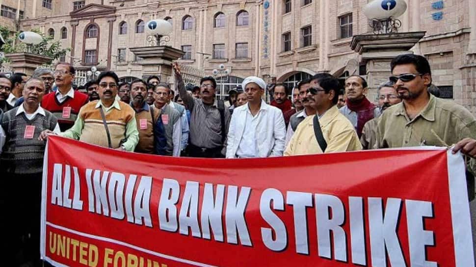 நாடுமுழுவதும் வங்கி ஊழியர்கள் 'வேலை நிறுத்தம்': பண பரிவர்த்தனை முடக்கம் நாடுமுழுவதும் வங்கி ஊழியர்கள் 'வேலை நிறுத்தம்': பண பரிவர்த்தனை முடக்கம்
