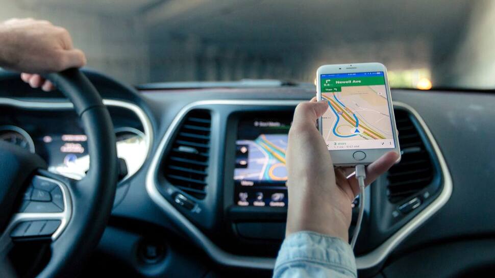 GPS உதவியால் இயக்கப்பட்ட கார், குளத்தில் விழுந்து விபத்து! GPS உதவியால் இயக்கப்பட்ட கார், குளத்தில் விழுந்து விபத்து!