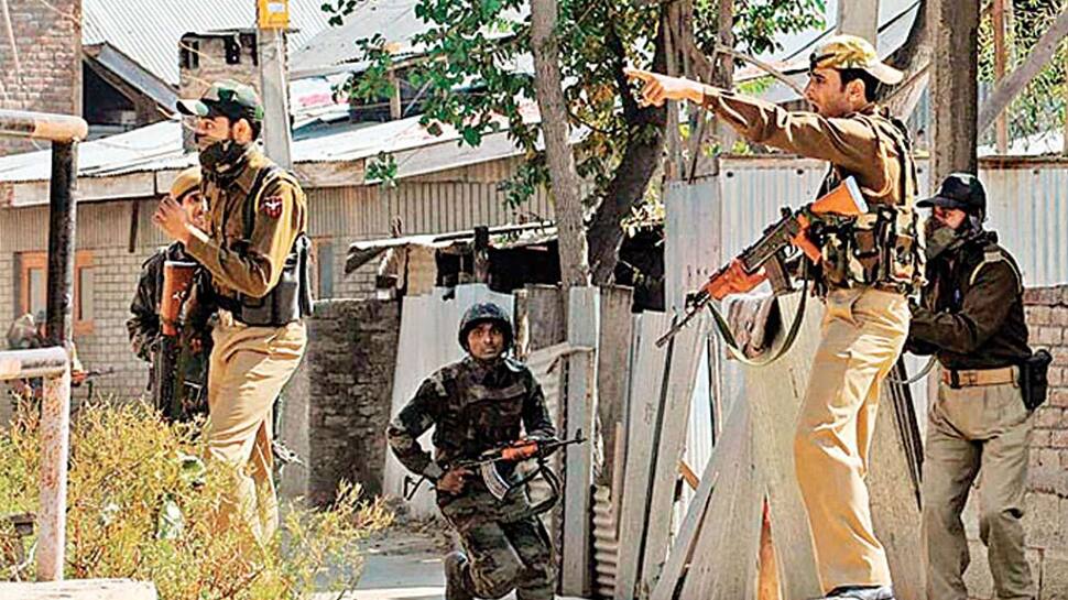 J&K குல்கம்: பாதுகாப்பு படையினரால் 2 தீவிரவாதிகள் சுட்டுகொலை... J&K குல்கம்: பாதுகாப்பு படையினரால் 2 தீவிரவாதிகள் சுட்டுகொலை...