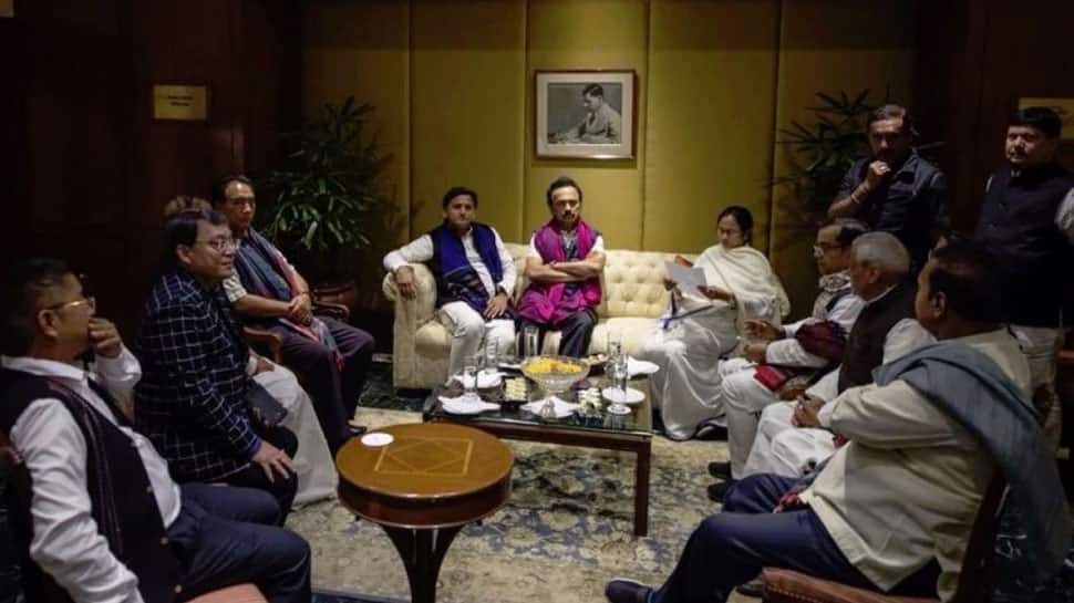 மம்தா பானர்ஜி தலைமையில் பாஜவுக்கு எதிராக கொல்கத்தாவில் பிரம்மாண்ட பேரணி மம்தா பானர்ஜி தலைமையில் பாஜவுக்கு எதிராக கொல்கத்தாவில் பிரம்மாண்ட பேரணி