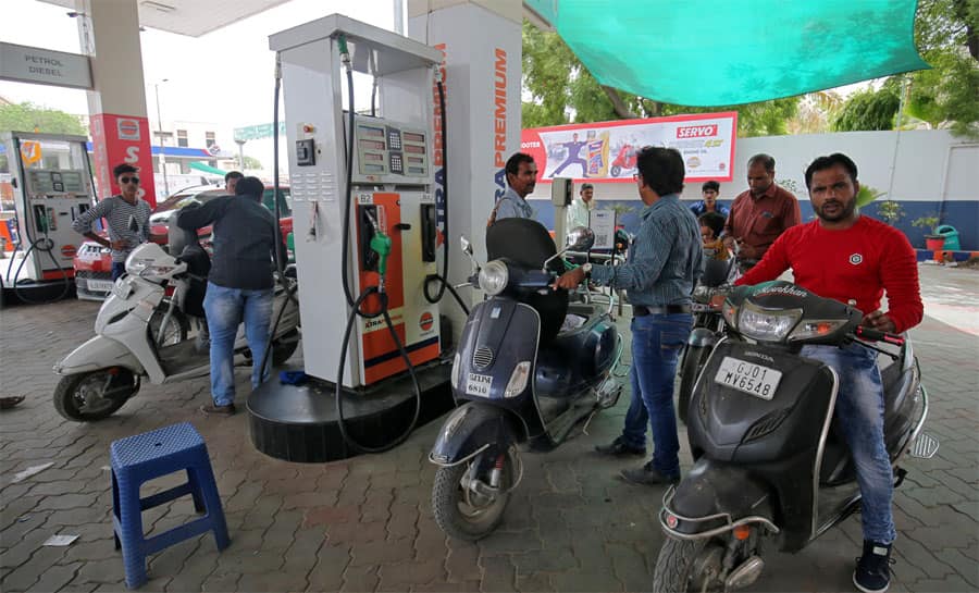 கடந்த 10 நாட்களில் பெட்ரோல் ரூ. 2.50; டீசல் ரூ. 3 அதிகரிப்பு: வாகன ஓட்டிகள் கவலை கடந்த 10 நாட்களில் பெட்ரோல் ரூ. 2.50; டீசல் ரூ. 3 அதிகரிப்பு: வாகன ஓட்டிகள் கவலை
