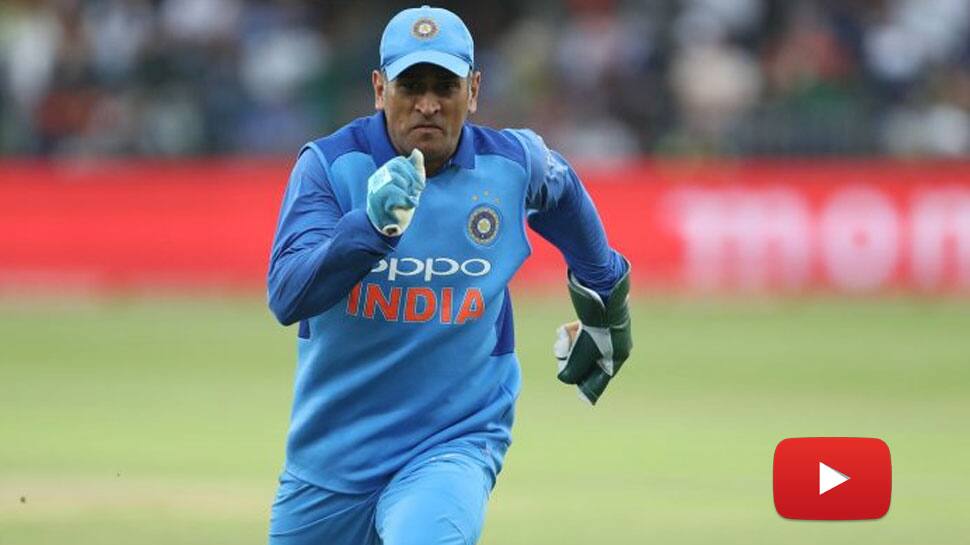 ICC எச்சரிக்கை.. தோனி இருக்கும் போது லைன் தாண்டி யாரும் வெளியே செல்லாதீர்கள் ICC எச்சரிக்கை.. தோனி இருக்கும் போது லைன் தாண்டி யாரும் வெளியே செல்லாதீர்கள்