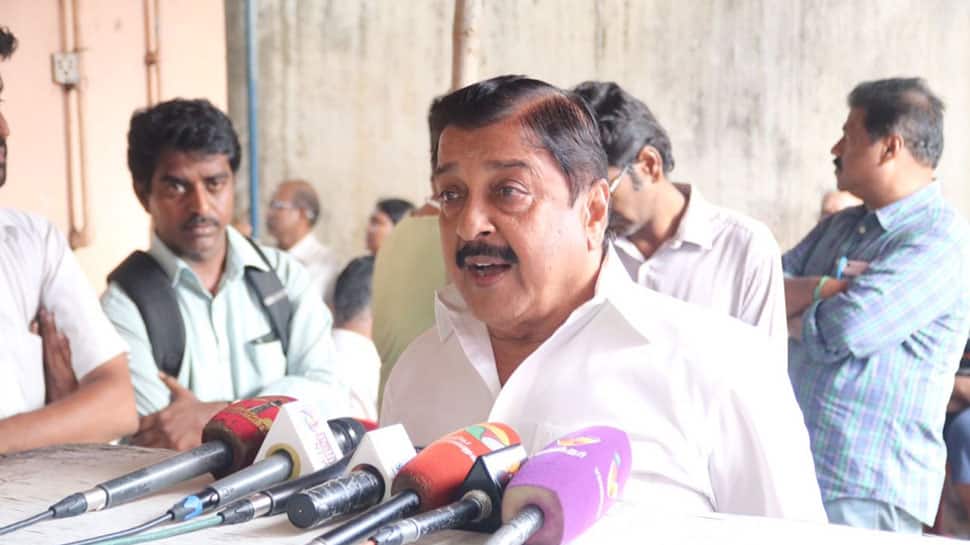 WACH: மீண்டும் செல்பி எடுத்தவரின் செல்போனை தட்டிவிட்ட சிவகுமார்... WACH: மீண்டும் செல்பி எடுத்தவரின் செல்போனை தட்டிவிட்ட சிவகுமார்...