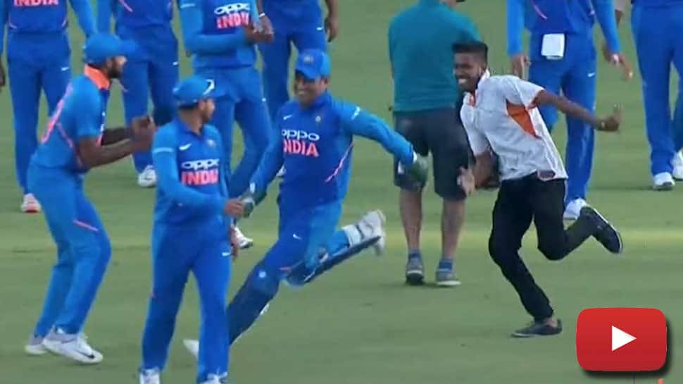 INDvsAUS: தனது ரசிகருடன் மைதானத்திற்குள் ஓடி விளையாண்ட தோனி.... INDvsAUS: தனது ரசிகருடன் மைதானத்திற்குள் ஓடி விளையாண்ட தோனி....