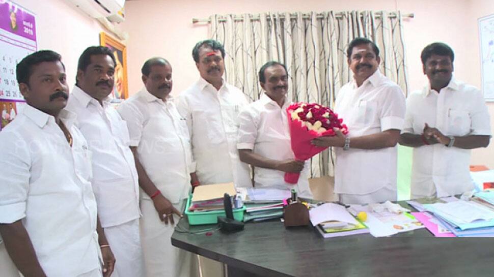 ADMK-வில் இணைந்த AMMK மாவட்டச் செயலாளர் சண்முகநாதன்!! ADMK-வில் இணைந்த AMMK மாவட்டச் செயலாளர் சண்முகநாதன்!!