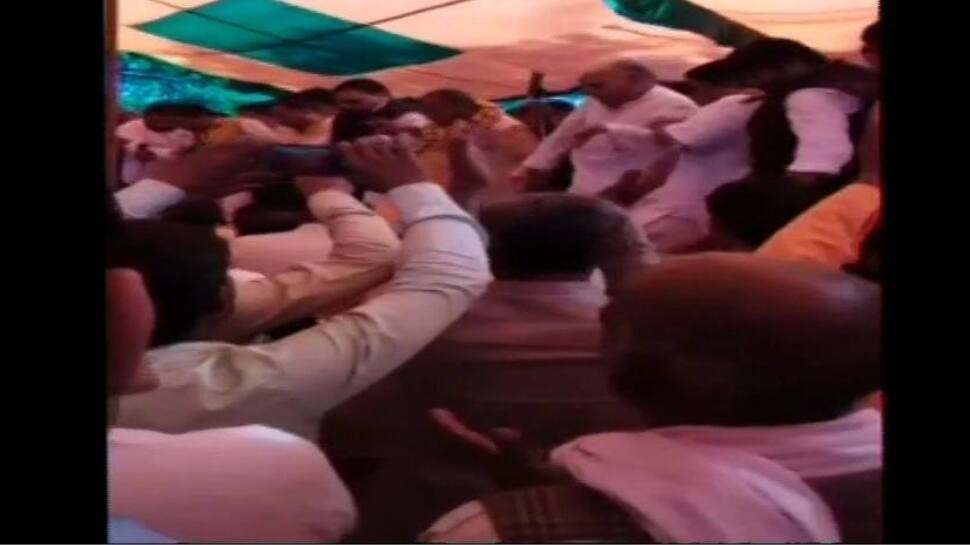 வீடியோ: பாஜகவின் ஹோலி பண்டிகையில் மேடை சரிந்து விபத்து! வீடியோ: பாஜகவின் ஹோலி பண்டிகையில் மேடை சரிந்து விபத்து!