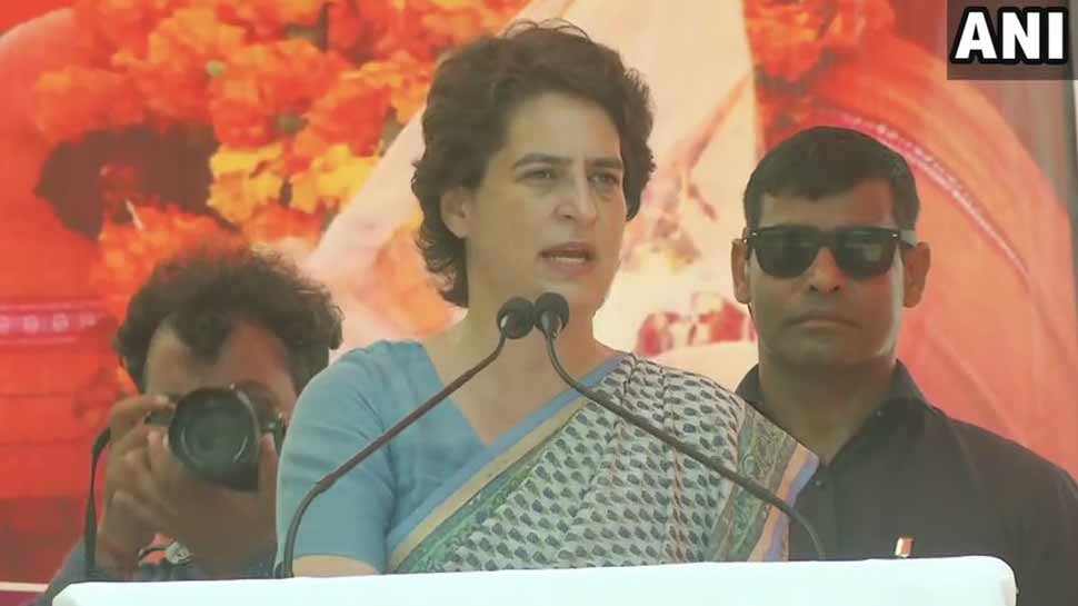 காந்தி குடும்பத்தை பற்றி பேசுவதை விட மக்களை பிரச்சனை பற்றி பேசுங்கள்: பிரியங்கா காந்தி குடும்பத்தை பற்றி பேசுவதை விட மக்களை பிரச்சனை பற்றி பேசுங்கள்: பிரியங்கா
