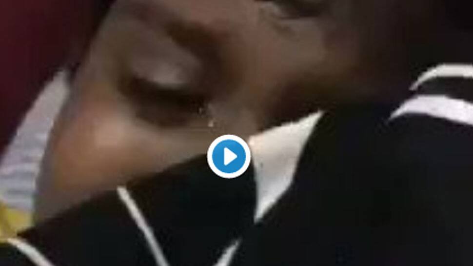 டோனி அவுட் ஆனதால் கதறி அழுத சிறுவன்! வைரல் வீடியோ டோனி அவுட் ஆனதால் கதறி அழுத சிறுவன்! வைரல் வீடியோ