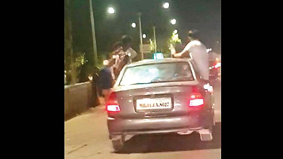 பாலிவுட் படத்தை போல ஓடும் காரில் ஸ்டண்ட் செய்த 3 பேர் கைது!! பாலிவுட் படத்தை போல ஓடும் காரில் ஸ்டண்ட் செய்த 3 பேர் கைது!!