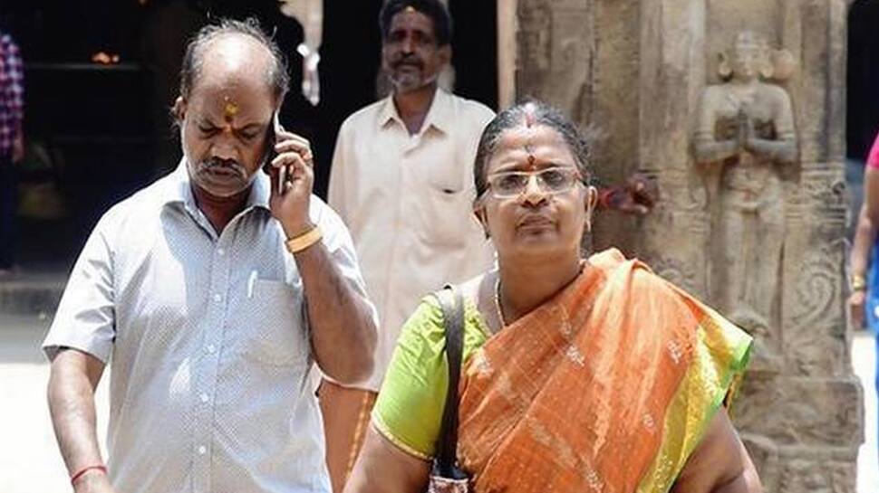 வடபழனி முருகன் கோவிலில் செல்போன் பயன்படுத்த தடை! வடபழனி முருகன் கோவிலில் செல்போன் பயன்படுத்த தடை!