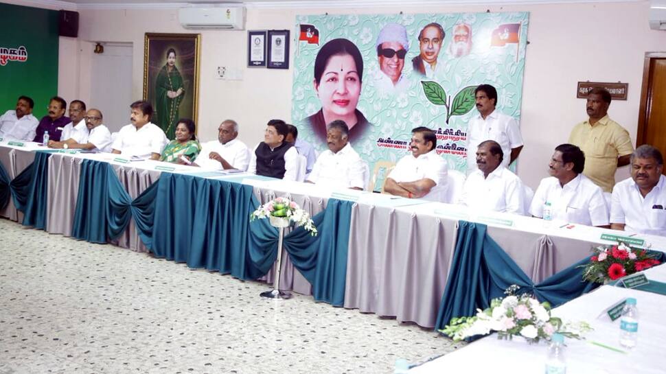 கட்சி ரீதியான முடிவுகளை எடுக்க 11 பேர் கொண்ட குழு -அதிமுக! கட்சி ரீதியான முடிவுகளை எடுக்க 11 பேர் கொண்ட குழு -அதிமுக!