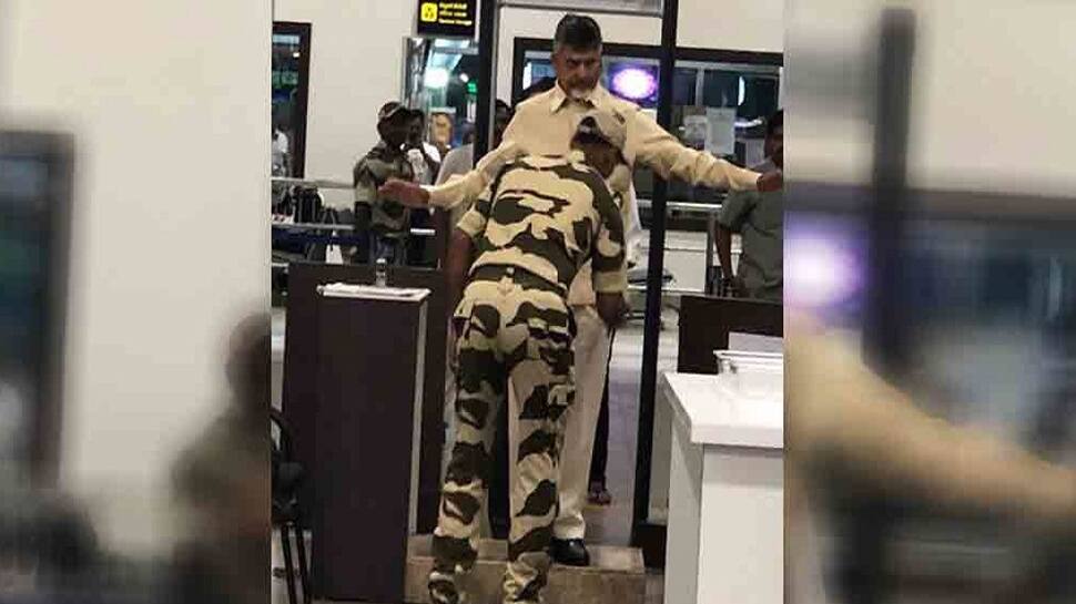 நோ VIP வரிசை; விமான நிலையத்தில் சோதனைக்கு உள்ளான சந்திரபாபு நாயுடு நோ VIP வரிசை; விமான நிலையத்தில் சோதனைக்கு உள்ளான சந்திரபாபு நாயுடு