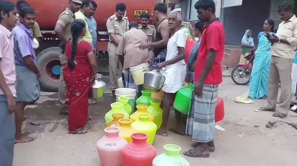 தண்ணீர் இன்றி தவிக்கும் மக்கள்; களத்தில் குதித்த காவலர்கள்! தண்ணீர் இன்றி தவிக்கும் மக்கள்; களத்தில் குதித்த காவலர்கள்!