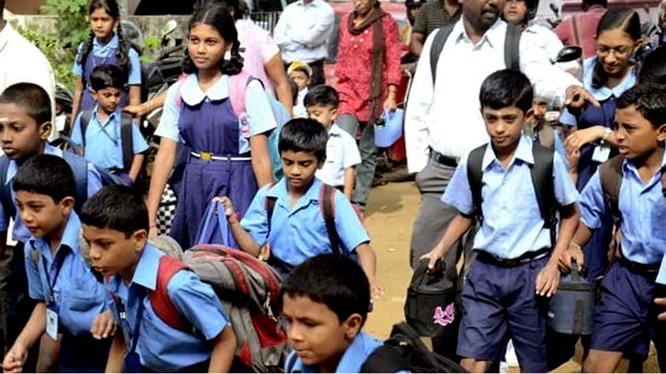 பள்ளி மாணவர்களுக்கு காதியில் சீருடை அறிமுகப்படுத்தும் அரசு: கல்வி அமைச்சர் பள்ளி மாணவர்களுக்கு காதியில் சீருடை அறிமுகப்படுத்தும் அரசு: கல்வி அமைச்சர்