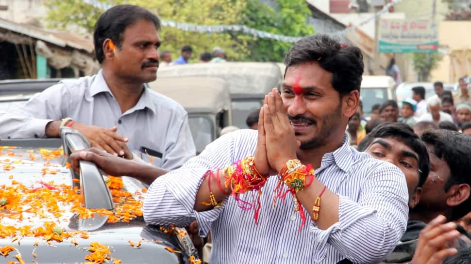 முன்னாள் முதல்வர் கட்டிய கட்டிடத்தை இடிக்கும் முதல்வர்! முன்னாள் முதல்வர் கட்டிய கட்டிடத்தை இடிக்கும் முதல்வர்!