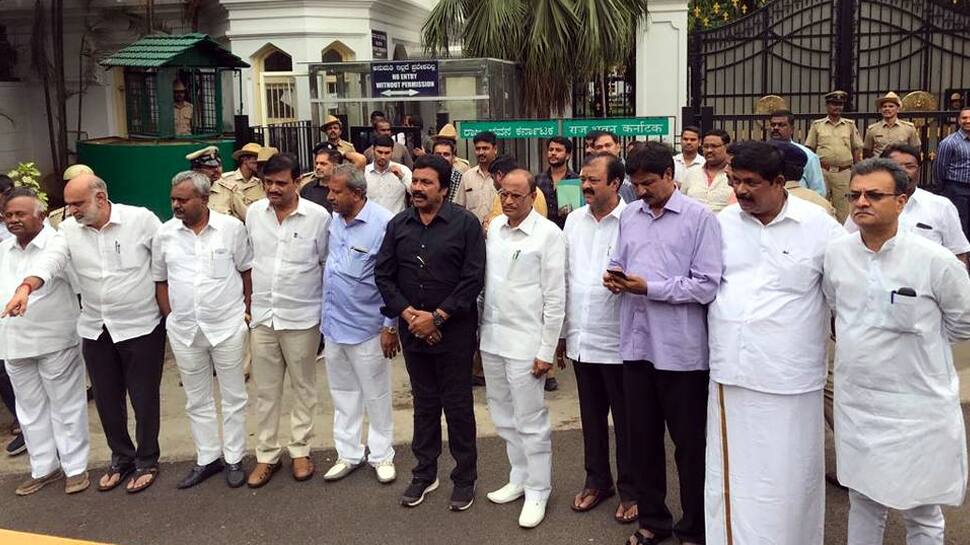 கர்நாடகா விவகாரத்தில் பாஜக அரசு குதிரை பேர அரசியல் -காங்கிரஸ் கர்நாடகா விவகாரத்தில் பாஜக அரசு குதிரை பேர அரசியல் -காங்கிரஸ்