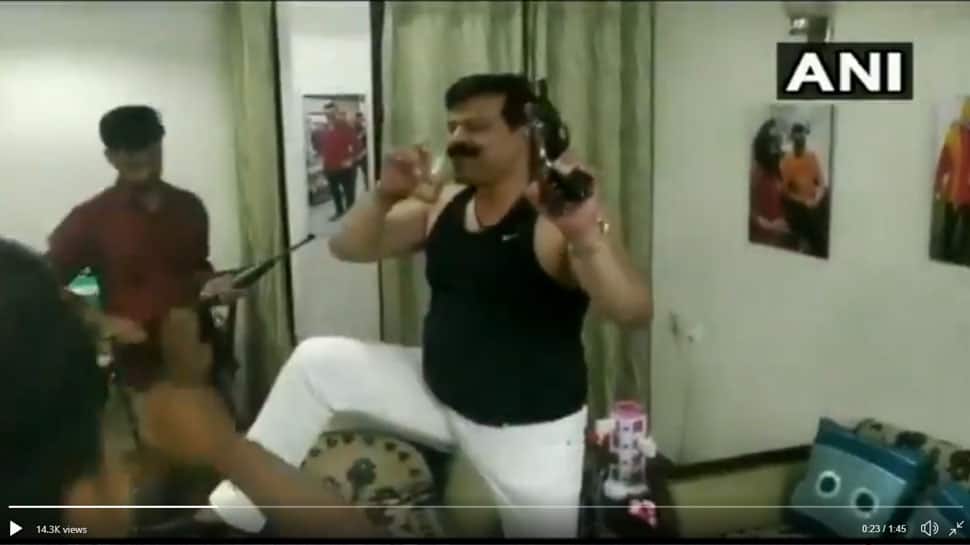வாயில பீர்; கையில துப்பாக்கியுடன் டிஸ்கோ ஆடிய BJP MLA: Watch வாயில பீர்; கையில துப்பாக்கியுடன் டிஸ்கோ ஆடிய BJP MLA: Watch