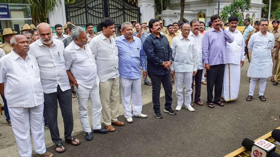ராஜினாமா கடிதம் கொடுத்த 10 MLA-வும் சபாநாயகர் முன்பு ஆஜராக SC உத்தரவு! ராஜினாமா கடிதம் கொடுத்த 10 MLA-வும் சபாநாயகர் முன்பு ஆஜராக SC உத்தரவு!