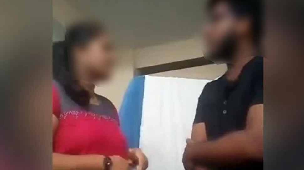 வேலை நேரத்தில் TikTok வீடியோ; 2 மருத்துவ மாணவர்கள் இடைநீக்கம்..! வேலை நேரத்தில் TikTok வீடியோ; 2 மருத்துவ மாணவர்கள் இடைநீக்கம்..!