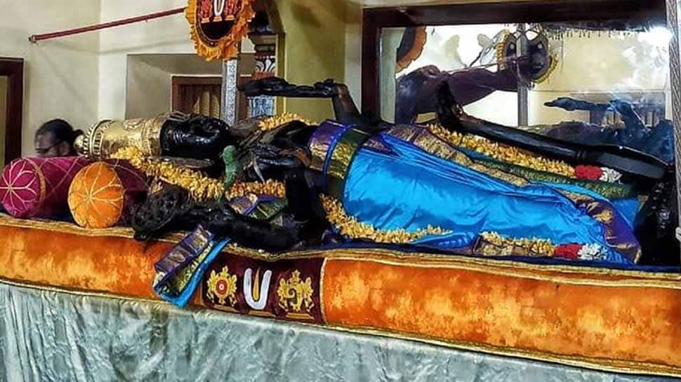 காஞ்சிபுரத்தில் இளம் நீலநிற பட்டாடையில் காட்சி தருகிறார் அத்திவரதர்! காஞ்சிபுரத்தில் இளம் நீலநிற பட்டாடையில் காட்சி தருகிறார் அத்திவரதர்!