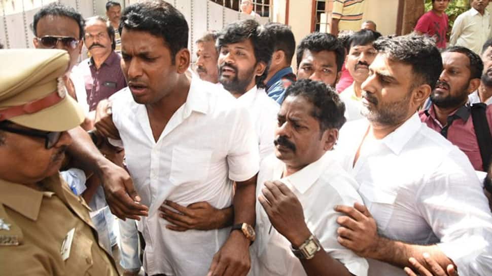 நடிகர் விஷாலுக்கு எதிராக பிடிவாரண்ட்: நீதிமன்றம் அதிரடி நடிகர் விஷாலுக்கு எதிராக பிடிவாரண்ட்: நீதிமன்றம் அதிரடி
