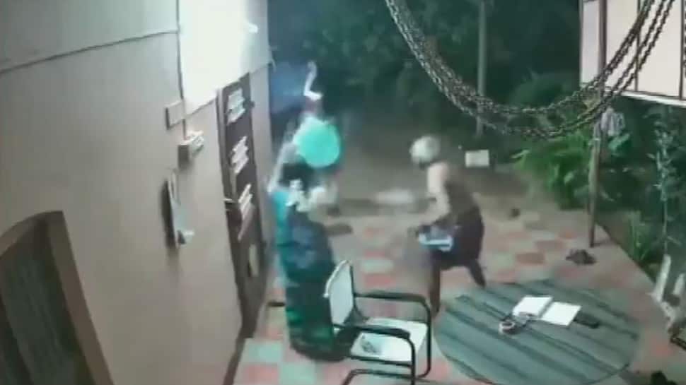 Watch: வீட்டில் திருட வந்தவர்களை அடித்து துரத்திய வயதான தம்பதிகள்... Watch: வீட்டில் திருட வந்தவர்களை அடித்து துரத்திய வயதான தம்பதிகள்...
