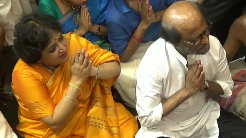 நள்ளிரவில் வரதராஜர் கோயில் உள்ள அத்திவரதரை தரிசனம் செய்த சூப்பர் ஸ்டார் நள்ளிரவில் வரதராஜர் கோயில் உள்ள அத்திவரதரை தரிசனம் செய்த சூப்பர் ஸ்டார்