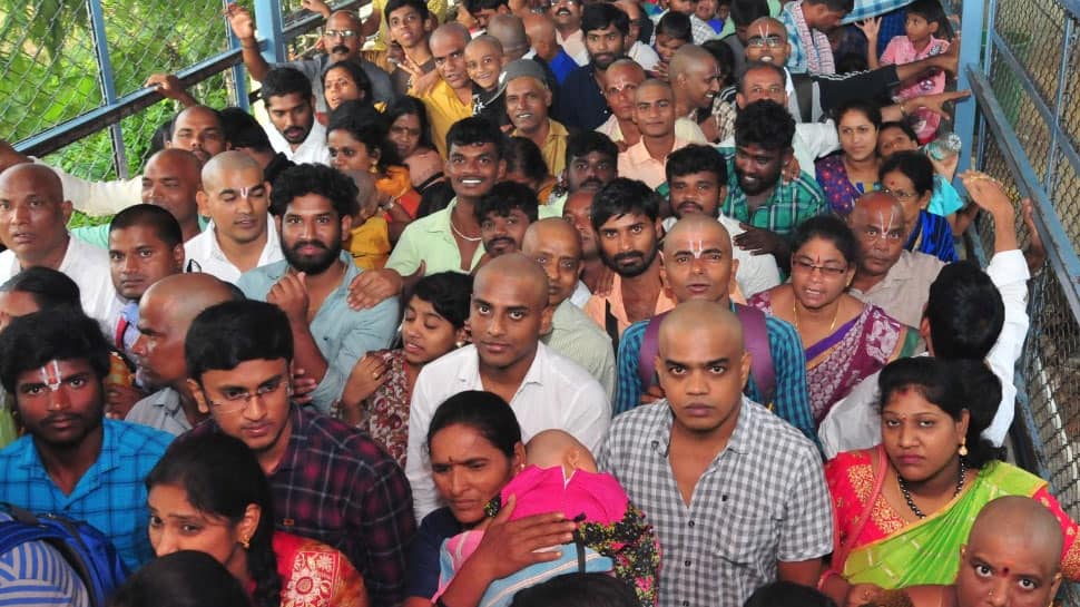 நேற்று திருமலா திருப்பதி கோவிலில் 45,637 பக்கதர்கள் மொட்டையடித்துக் கொண்டனர் நேற்று திருமலா திருப்பதி கோவிலில் 45,637 பக்கதர்கள் மொட்டையடித்துக் கொண்டனர்
